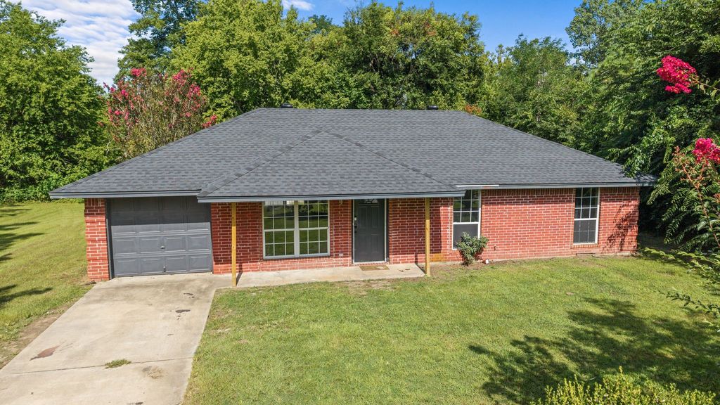 235 Hickory Street, Blossom, TX 75416
