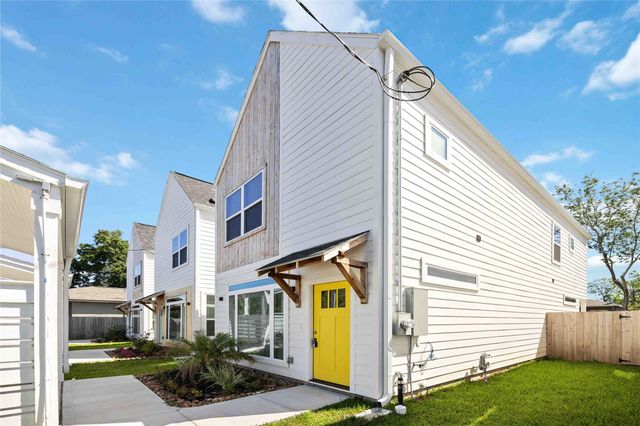 8016 Willow Street B, Houston, TX 77088