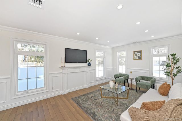 11 Edcris Lane, Huntington, NY 11743