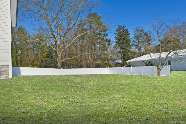 11 Edcris Lane, Huntington, NY 11743