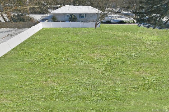 11 Edcris Lane, Huntington, NY 11743