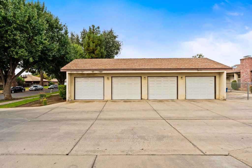 Image 3 of property listing at 5229 E Lyell Avenue, Fresno, CA 93727