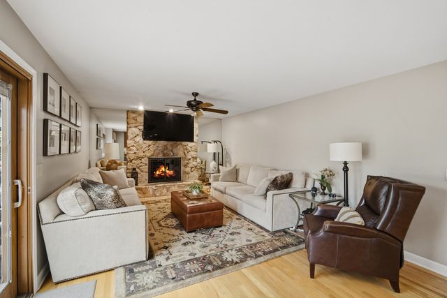 1410 E Eton Drive, Arlington Heights, IL 60004