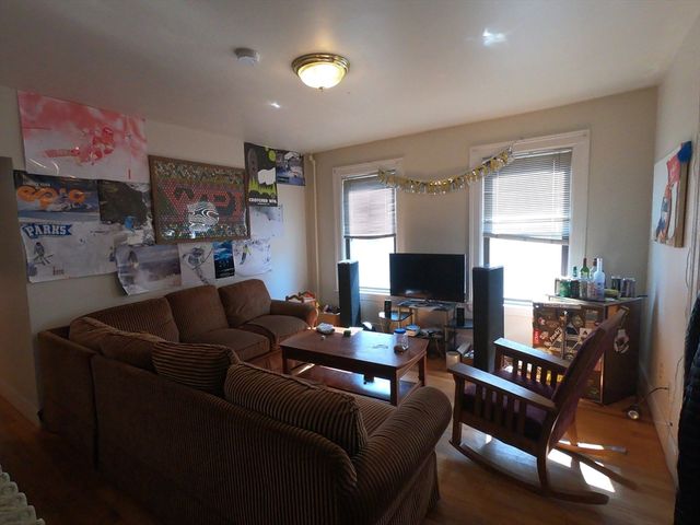64 Fruit St, Worcester, MA 01609