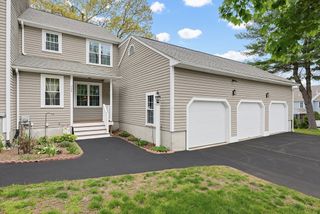 204 Laurelwood Dr 204, Hopedale, MA 01747