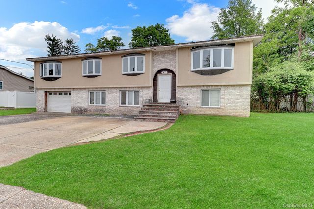41 Fremont Street, Lindenhurst, NY 11757