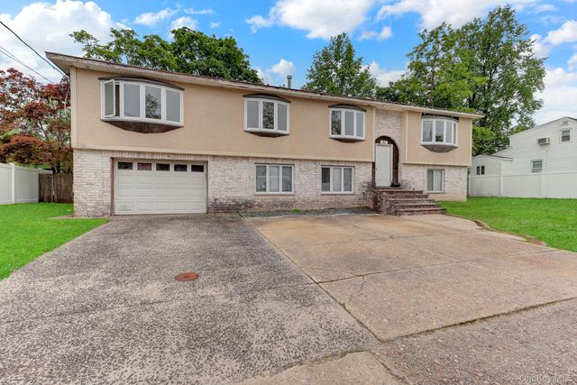 41 Fremont Street, Lindenhurst, NY 11757