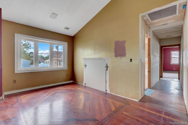 41 Fremont Street, Lindenhurst, NY 11757
