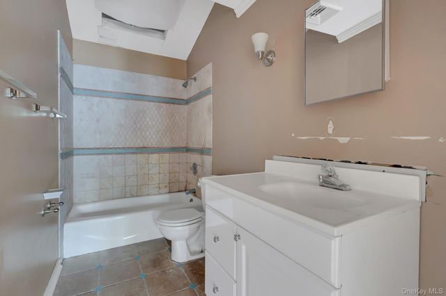 41 Fremont Street, Lindenhurst, NY 11757