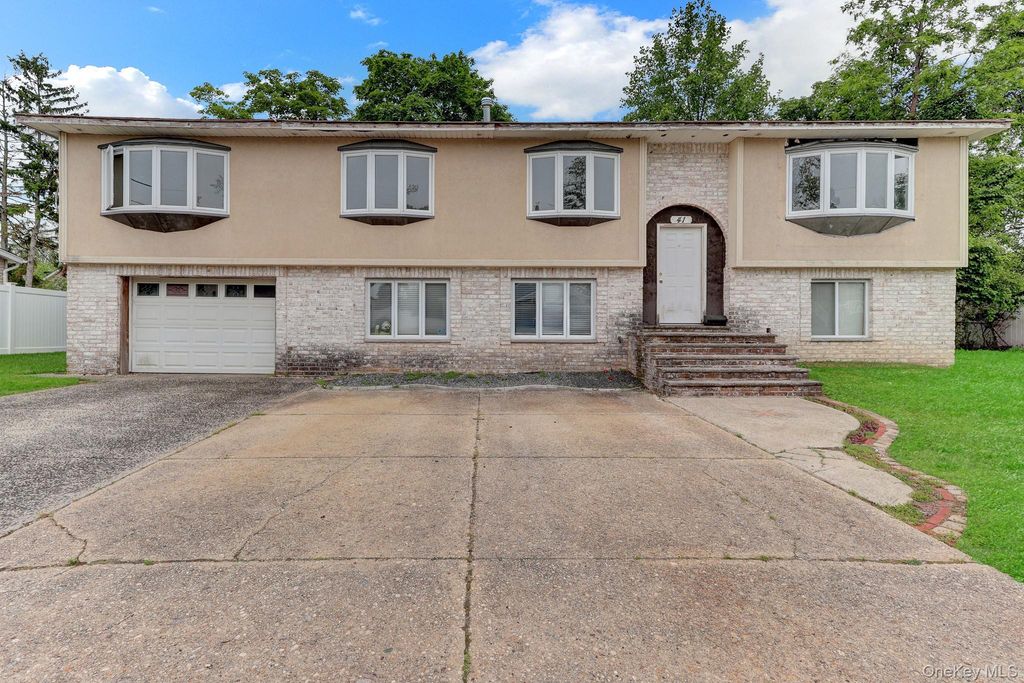 41 Fremont Street, Lindenhurst, NY 11757