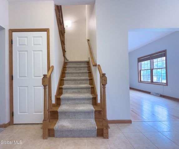 6 Sunrise Terrace, North Greenbush, NY 12198