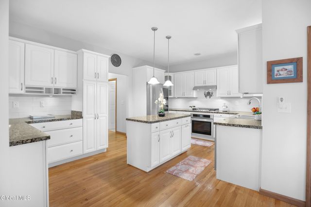 6 Sunrise Terrace, North Greenbush, NY 12198