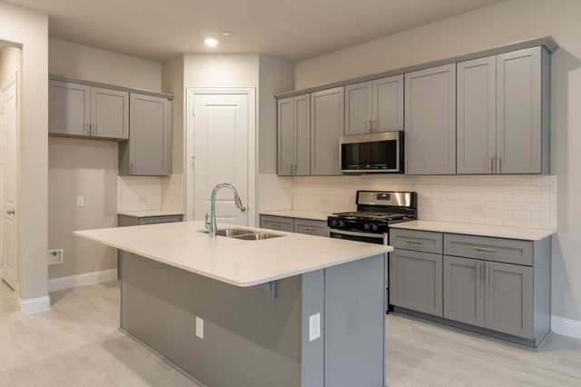 913 Ponds Edge Lane, Euless, TX 76040