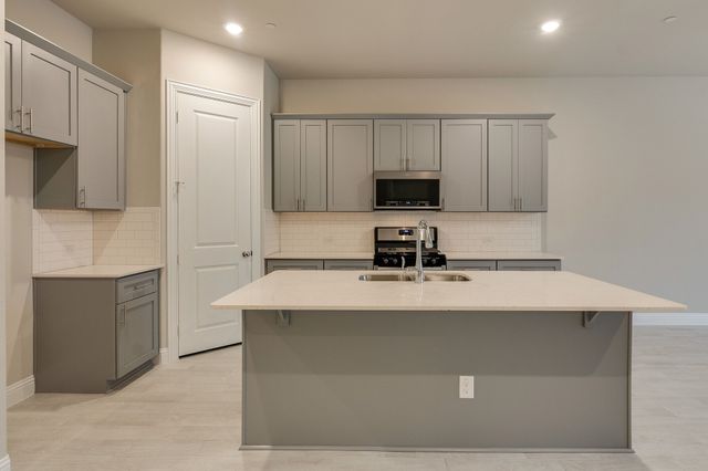 913 Ponds Edge Lane, Euless, TX 76040
