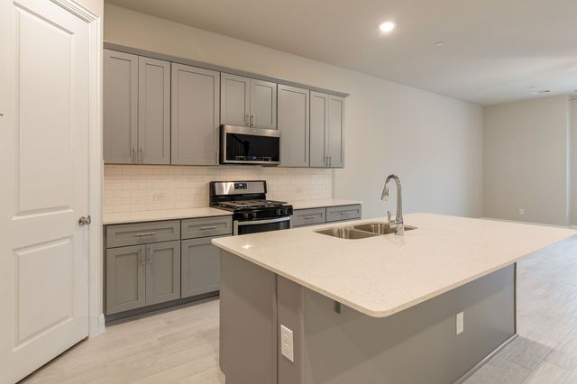 913 Ponds Edge Lane, Euless, TX 76040