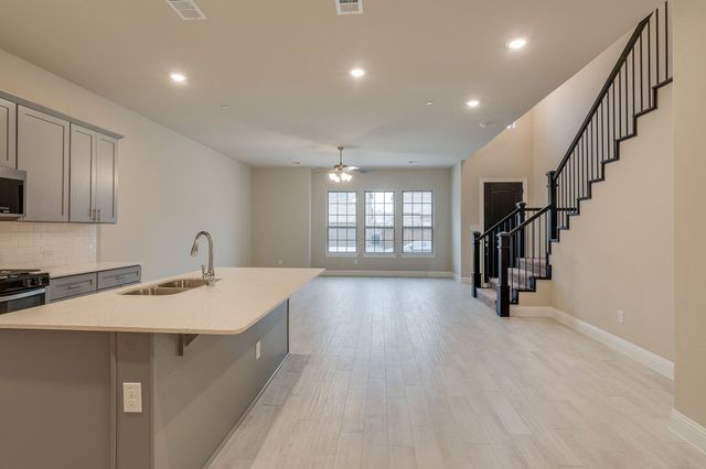 913 Ponds Edge Lane, Euless, TX 76040