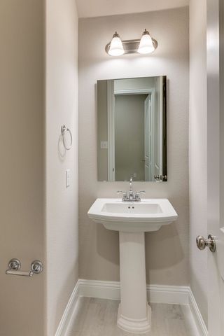 913 Ponds Edge Lane, Euless, TX 76040