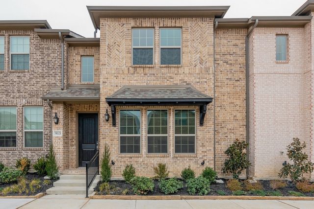 913 Ponds Edge Lane, Euless, TX 76040