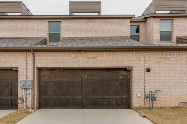 913 Ponds Edge Lane, Euless, TX 76040