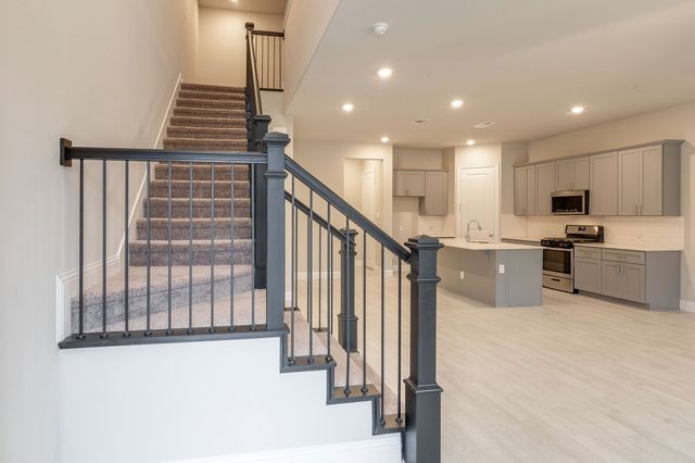 913 Ponds Edge Lane, Euless, TX 76040