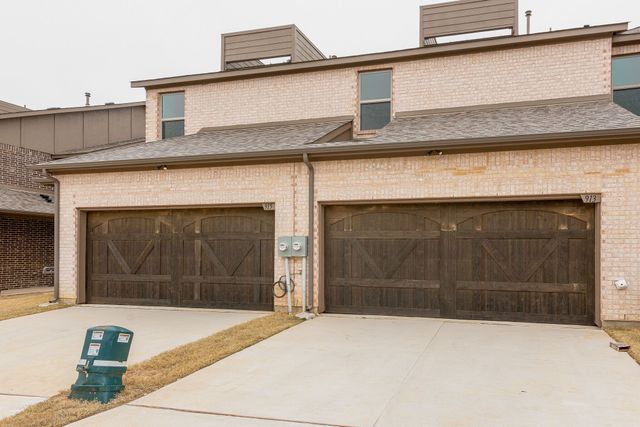 913 Ponds Edge Lane, Euless, TX 76040