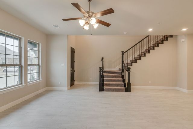 913 Ponds Edge Lane, Euless, TX 76040