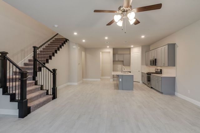 913 Ponds Edge Lane, Euless, TX 76040