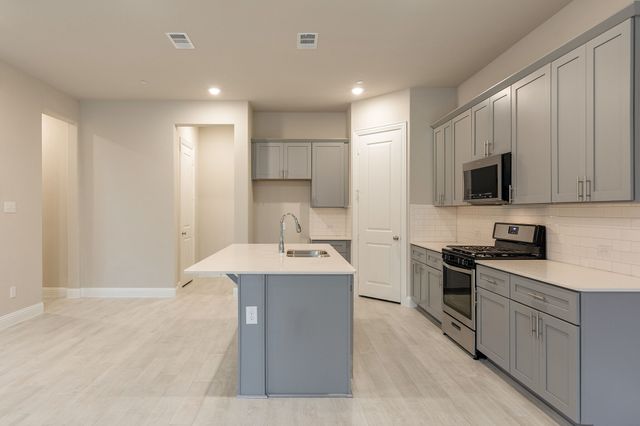 913 Ponds Edge Lane, Euless, TX 76040