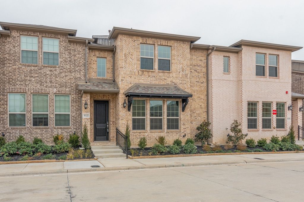 913 Ponds Edge Lane, Euless, TX 76040