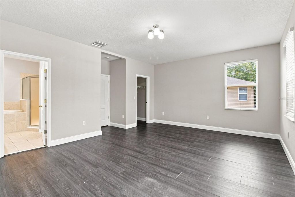 Image 15 of property listing at 1138 ANDREW AVILES CIRCLE, Tampa, FL 33619