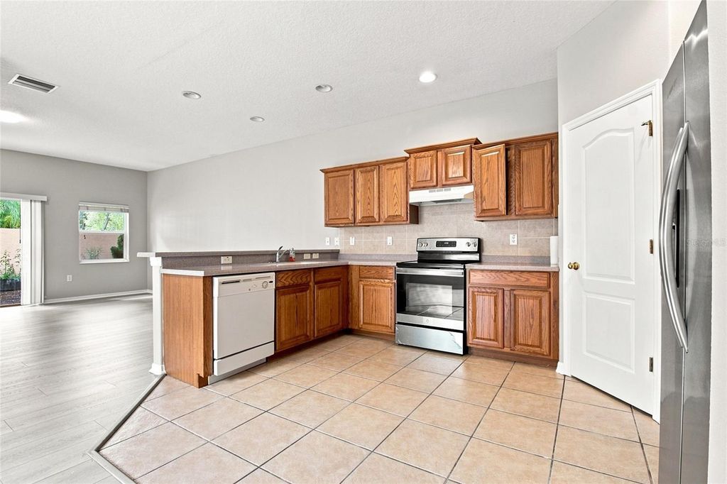 Image 4 of property listing at 1138 ANDREW AVILES CIRCLE, Tampa, FL 33619