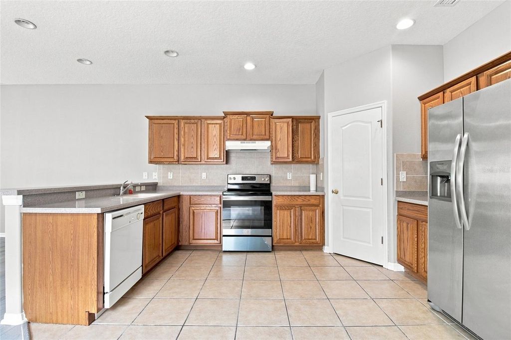 Image 5 of property listing at 1138 ANDREW AVILES CIRCLE, Tampa, FL 33619