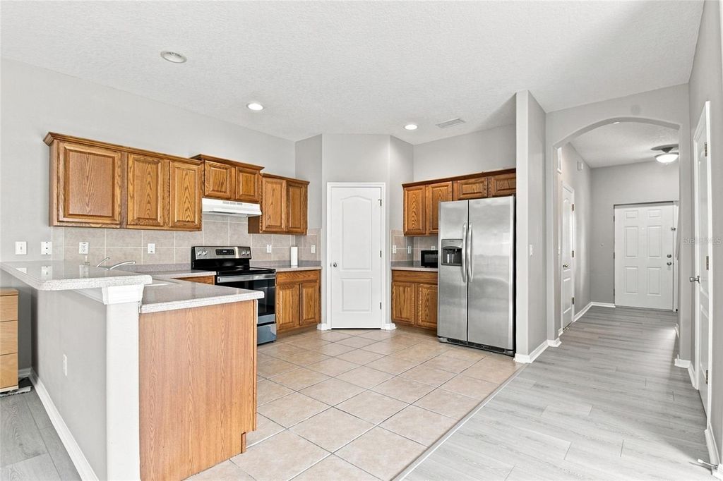 Image 6 of property listing at 1138 ANDREW AVILES CIRCLE, Tampa, FL 33619