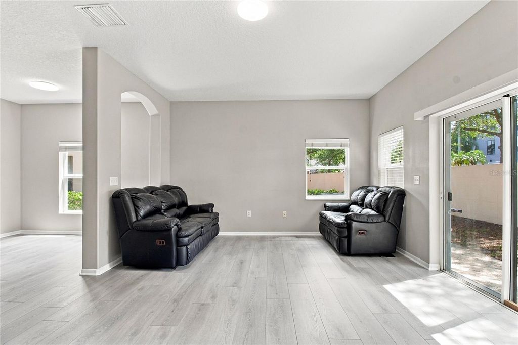 Image 10 of property listing at 1138 ANDREW AVILES CIRCLE, Tampa, FL 33619