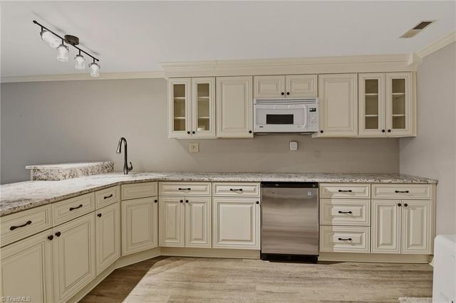 723 Polo Oaks Drive, Winston-salem, NC 27106