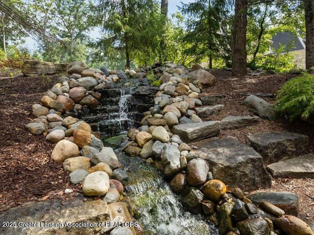 2471 Overglen Court, East Lansing, MI 48823