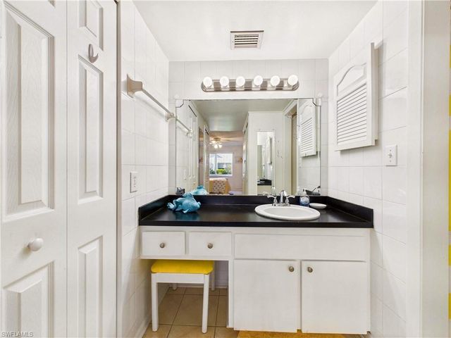 232 Palm Dr Apt 5, Naples, FL 34112