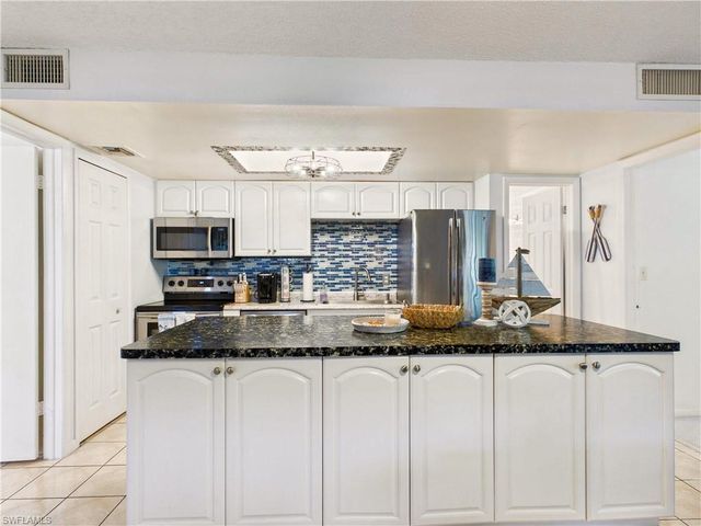 232 Palm Dr Apt 5, Naples, FL 34112