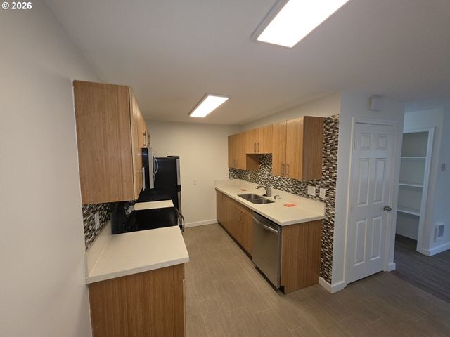 9257 Se CLINTON St 402, Portland, OR 97266