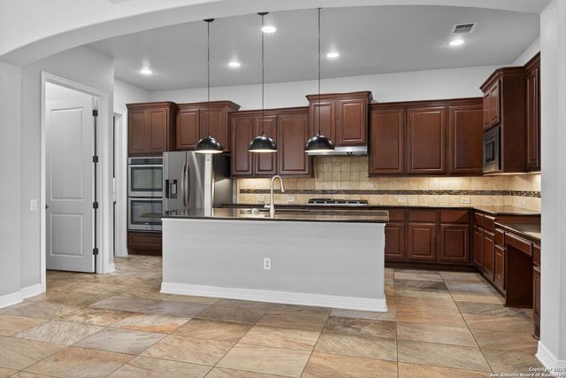 9911 Barefoot, Boerne, TX 78006