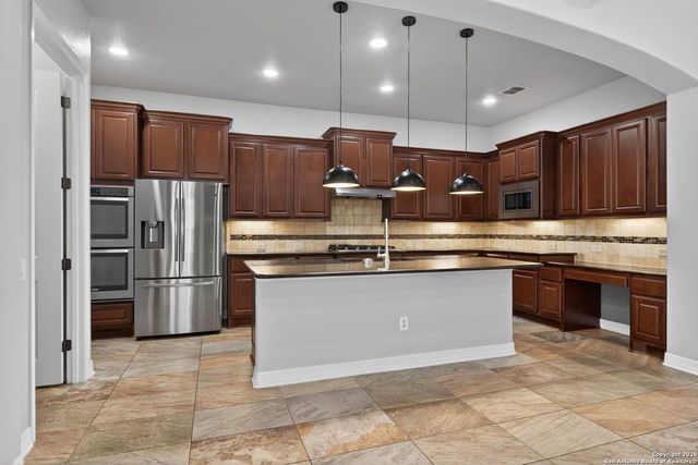 9911 Barefoot, Boerne, TX 78006