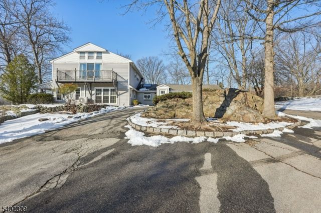 14 Manor Rd, North Haledon Boro, NJ 07508