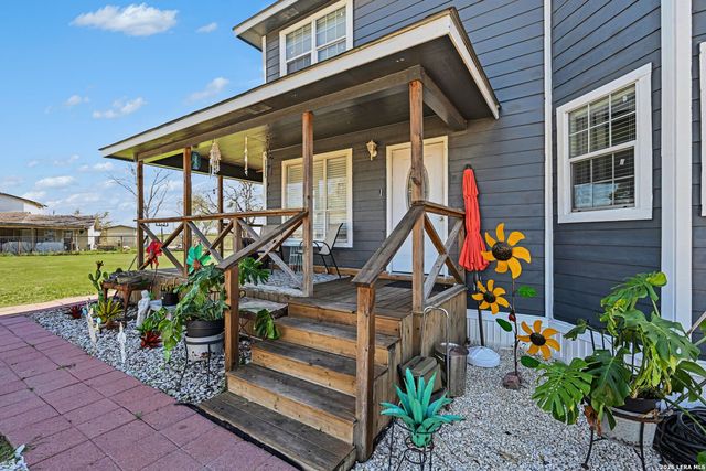 2595 County Road 128, Floresville, TX 78114