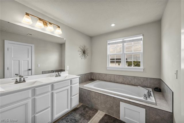 7203 Stonegate Circle NE, Canton, OH 44721
