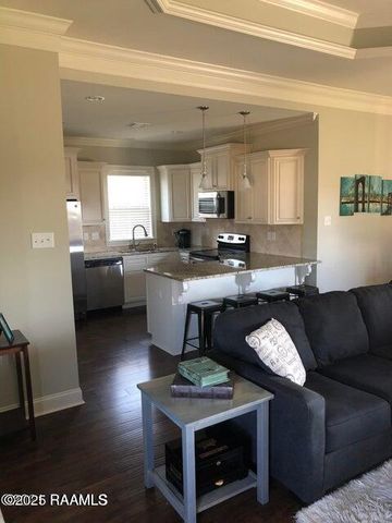 102 Meadow Gate Drive, Lafayette, LA 70508