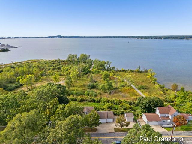 1524 Lakeshore Drive, Muskegon, MI 49441