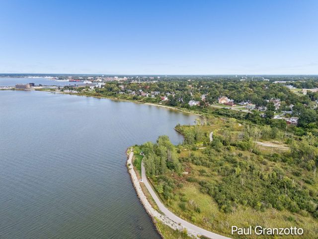 1524 Lakeshore Drive, Muskegon, MI 49441