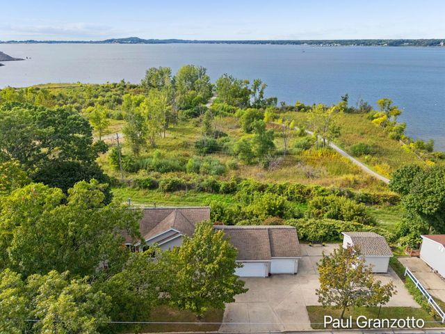 1524 Lakeshore Drive, Muskegon, MI 49441