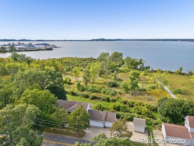 1524 Lakeshore Drive, Muskegon, MI 49441