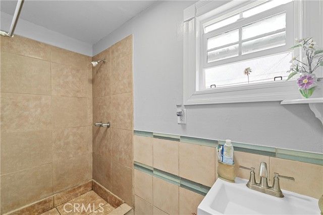 1665 Arlington, Los Angeles, CA 90019